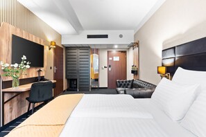 Habitación triple familiar | Caja de seguridad en la habitación, escritorio y insonorización