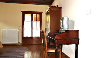 Tweepersoonskamer | Woonruimte | Een flatscreentelevisie