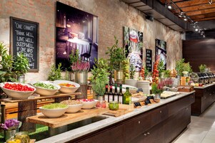 Daily buffet breakfast (PLN 90 per person)