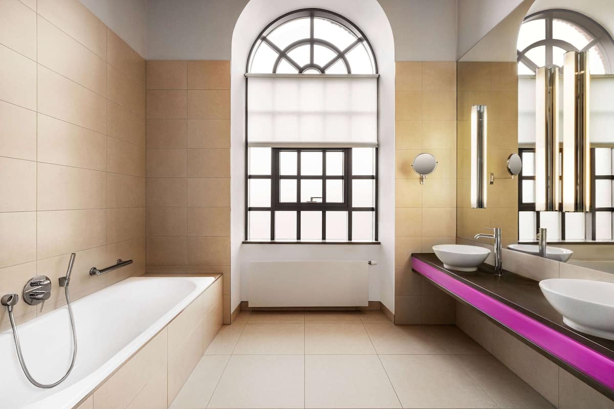 separate bathtub and shower, free toiletries, towels