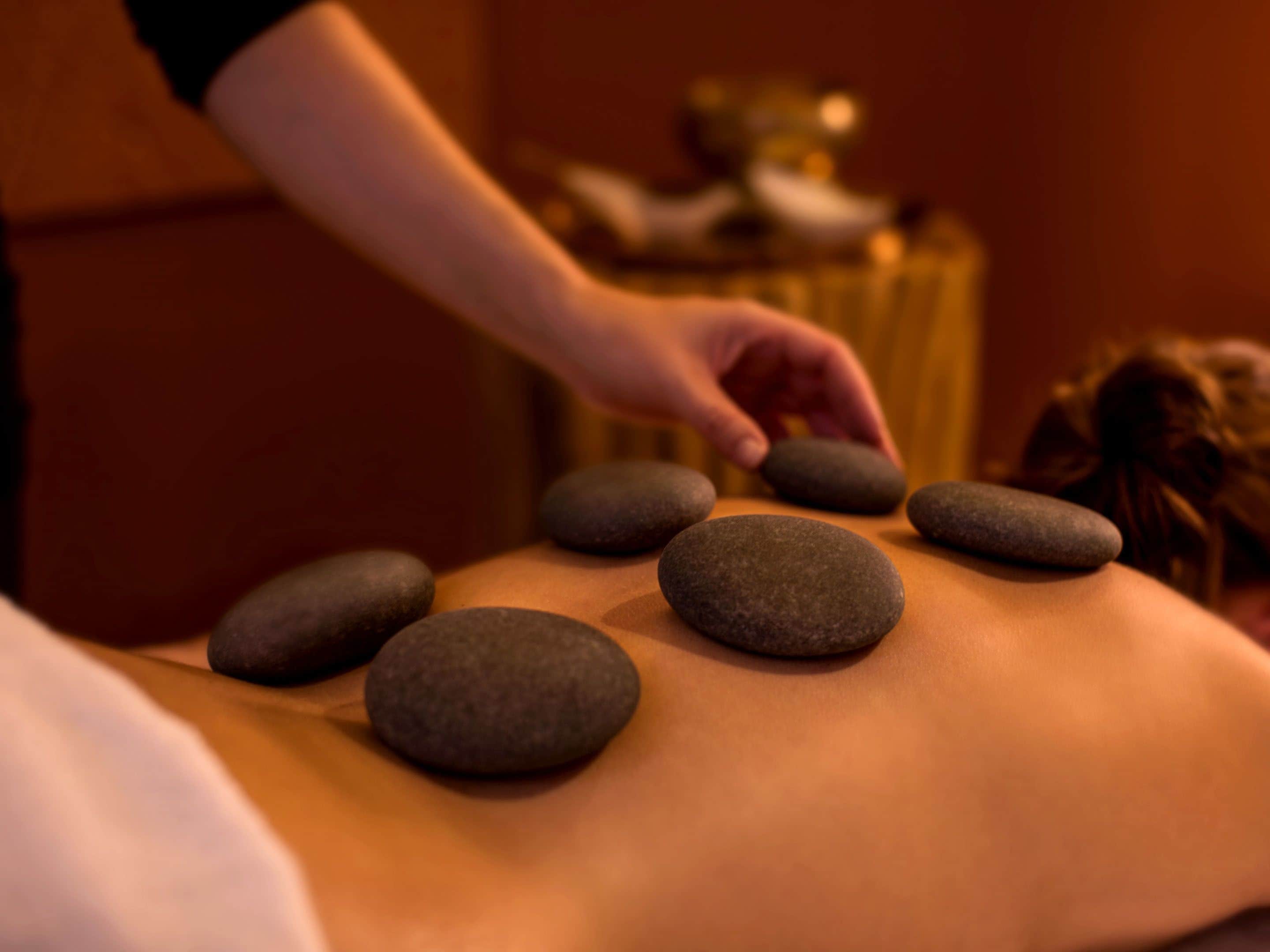 En massagebehandling där en person får massage på ryggen.
