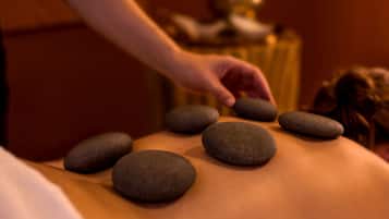 Eine Massage-Therapie-Sitzung, eine Person erhält eine Rückenbehandlung.