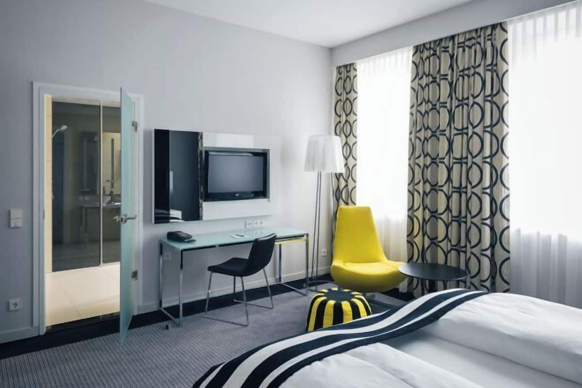 1 bedroom, in-room safe, desk, laptop workspace