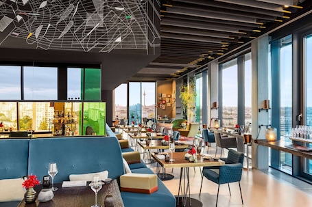 3 restaurantes; se sirve desayuno, almuerzo y cena; cocina internacional