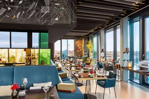 3 间餐厅，供应早餐、午餐和晚餐，国际美食