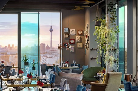 3 restaurantes; se sirven desayunos, almuerzos y cenas. Vienna House by Wyndham Andel's Berlin