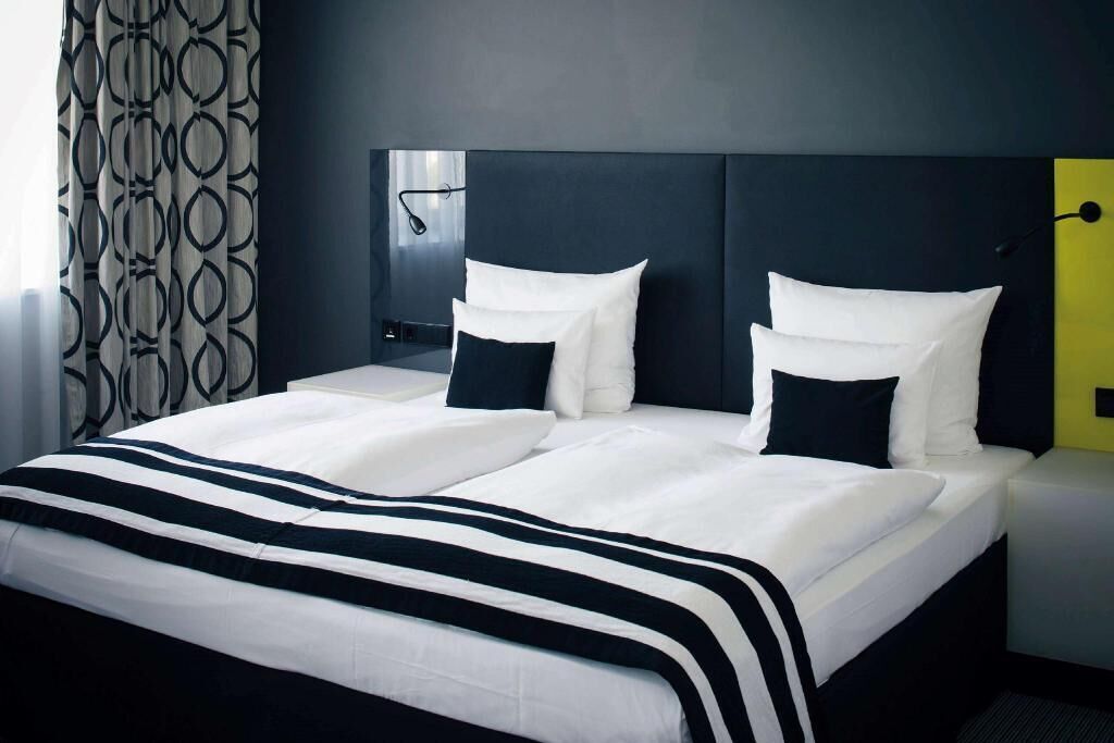 Tallelokero huoneessa, työpöytä