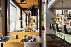 3 restaurants, serveren ontbijt, lunch, diner, internationale gerechten