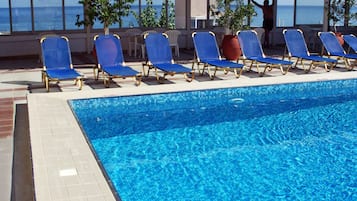 Außenpool (je nach Saison geöffnet), Sonnenschirme, Liegestühle