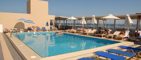 Piscine extérieure (ouverte en saison), parasols de plage