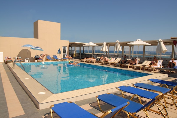 Piscine extérieure (ouverte en saison), parasols de plage