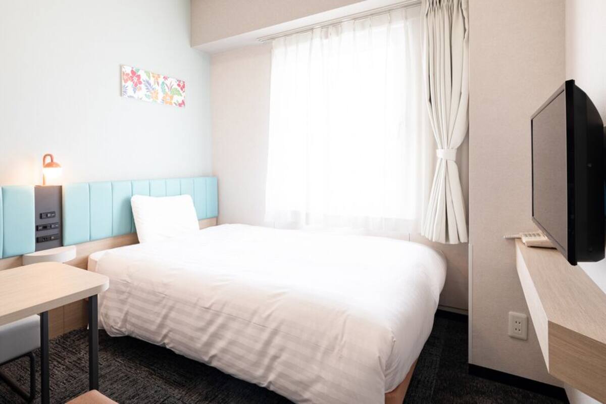 Roupas de cama premium, escrivaninha, cortinas blackout