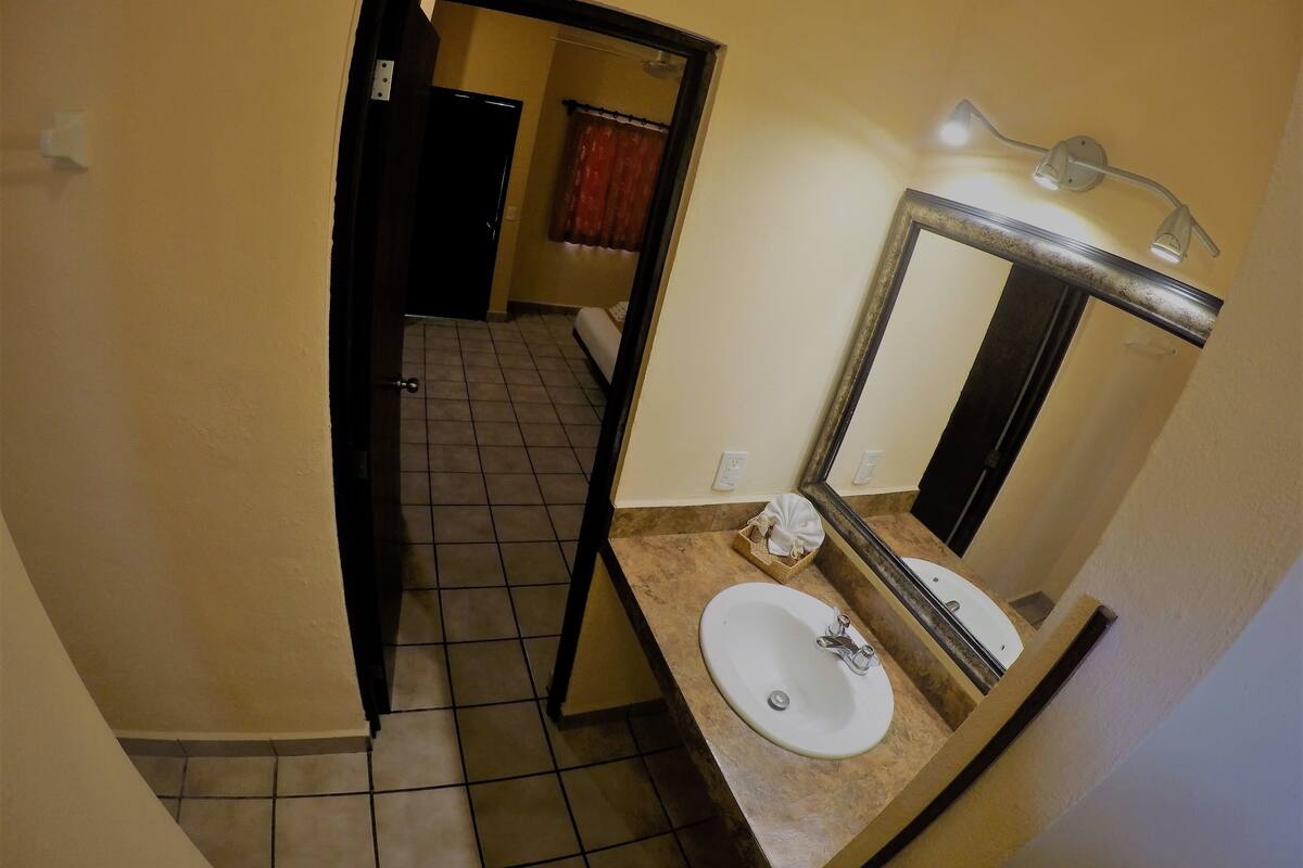 standard double room | bathroom | shower, free toiletries, hair dryer, towels