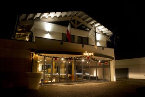 Majoituspaikan julkisivu illalla/yöllä