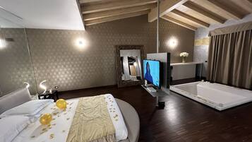 Presidential Suite, 1 King Bed, Hot Tub | 1 bedroom, premium bedding, minibar, in-room safe