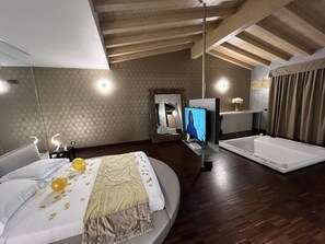 Presidential Suite, 1 King Bed, Hot Tub | Premium bedding, minibar, in-room safe, desk - OneMhotel (San Paolo)