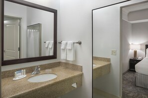 Combined shower/bathtub, hair dryer, towels - SpringHill Suites Napa Valley (Napa)