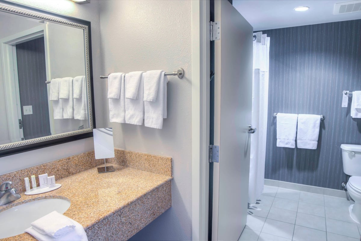 Combined shower/tub, designer toiletries, hair dryer, towels