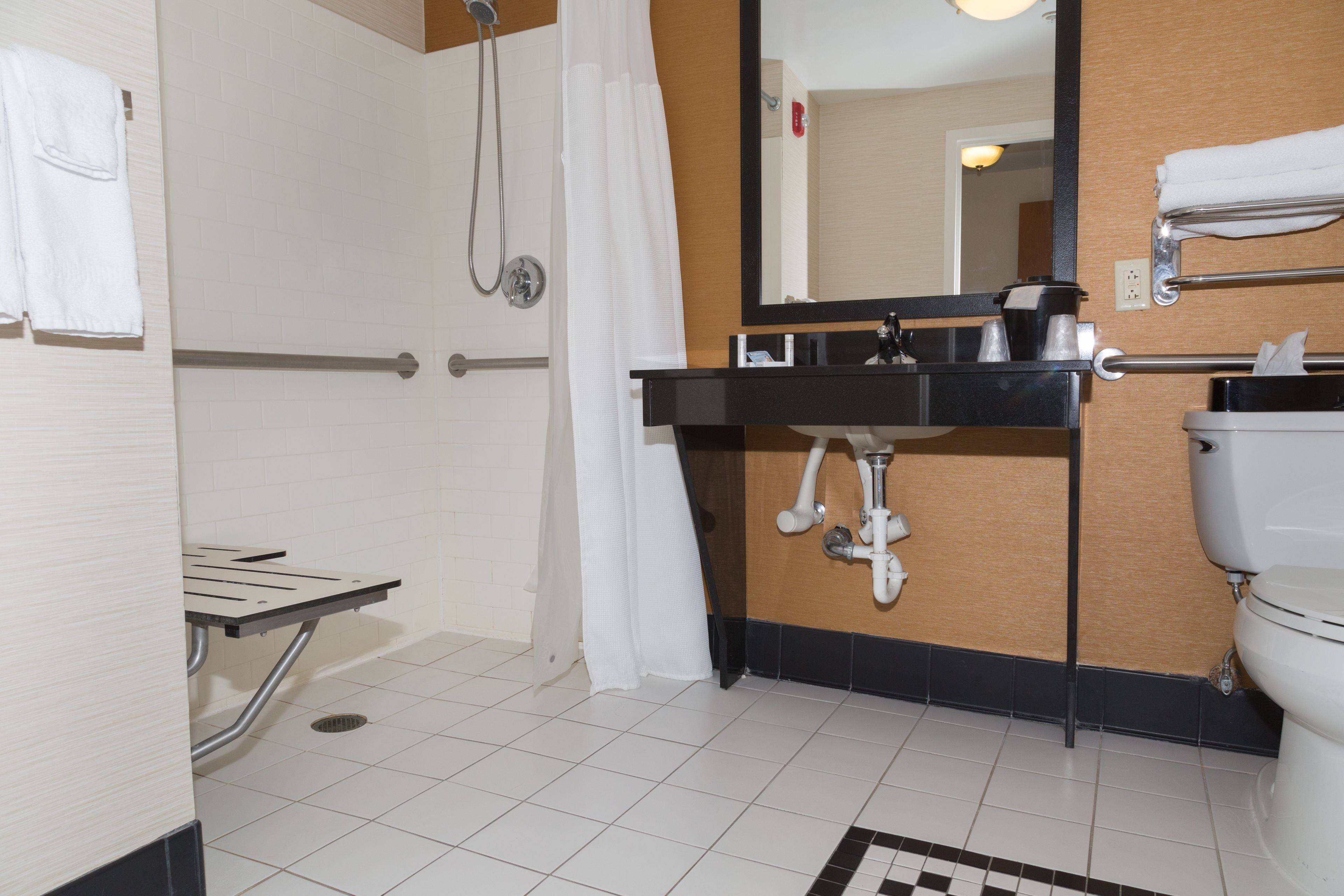 room, 1 king bed | bathroom | combined shower/bathtub, free toiletries, hair dryer, towels