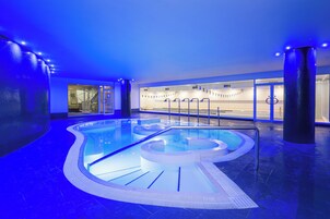 Bañera de hidromasaje cubierta