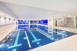 Indoor pool - Radisson RED London Twickenham (Twickenham)