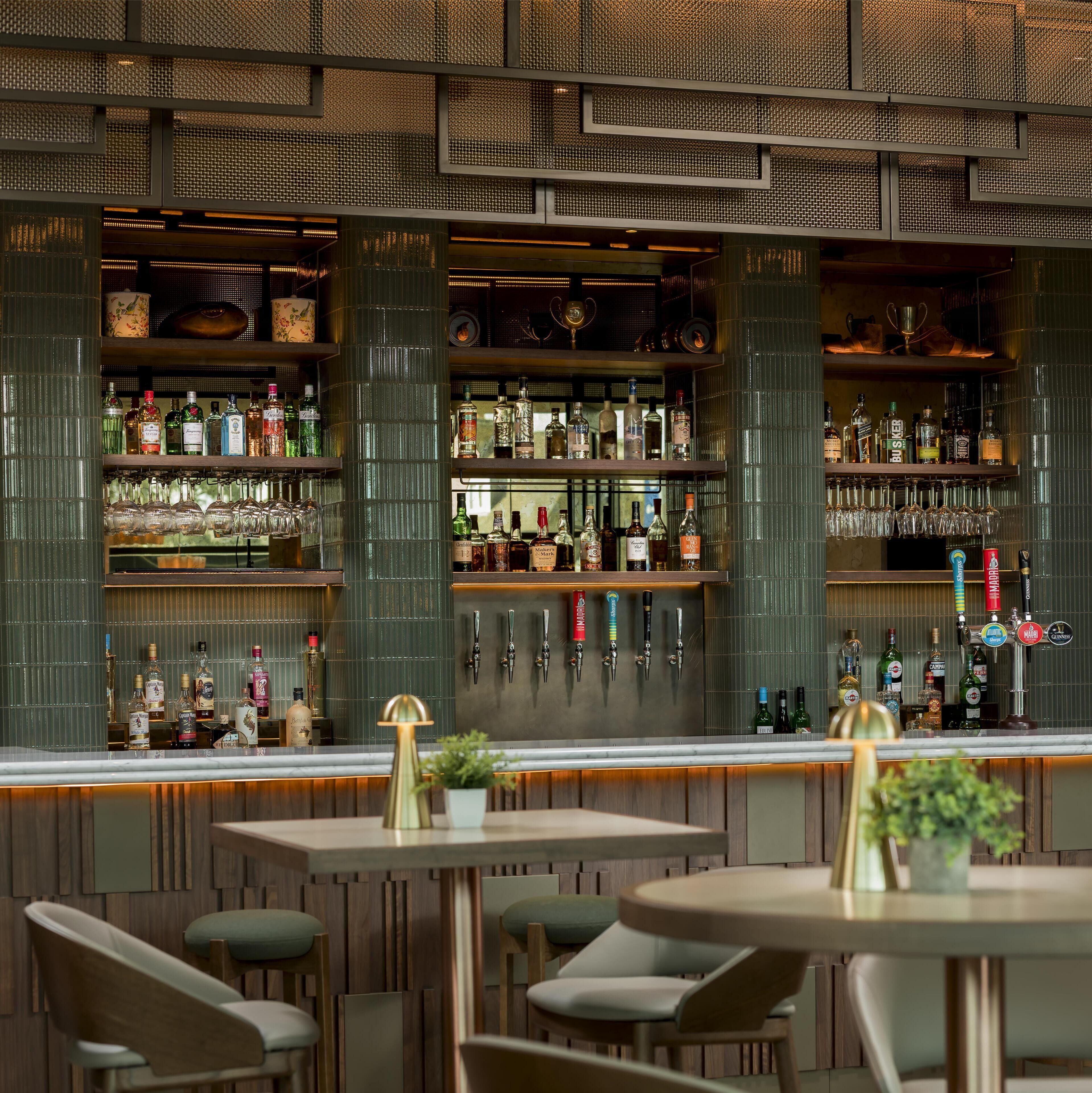 Serves breakfast, lunch, and dinner