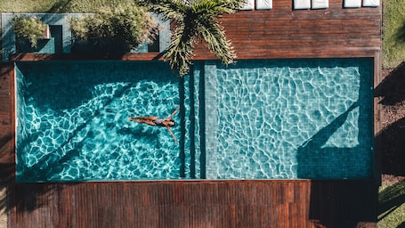 Una piscina al aire libre. Serena Buzios