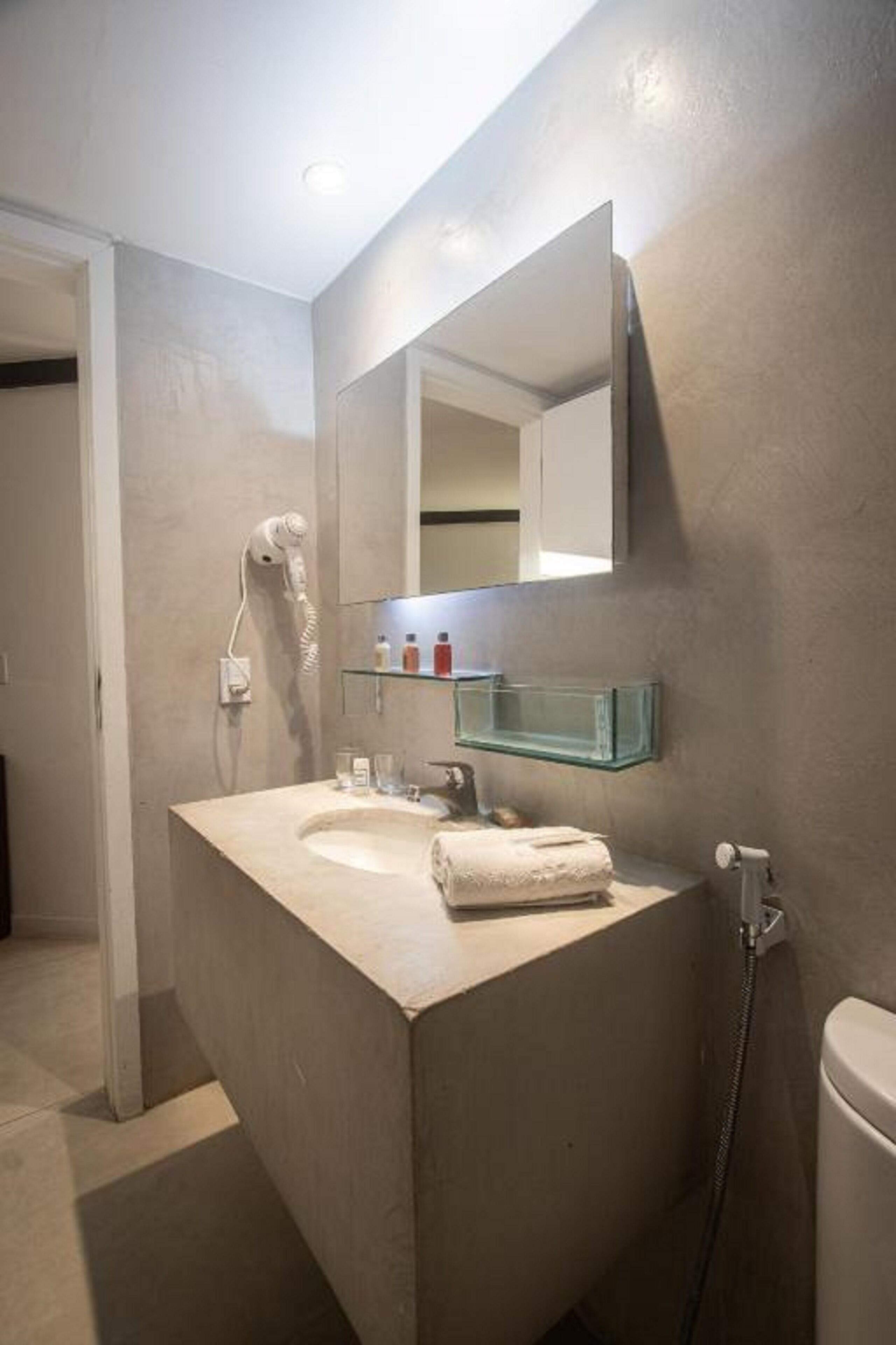 standard double room | bathroom | shower, free toiletries, towels
