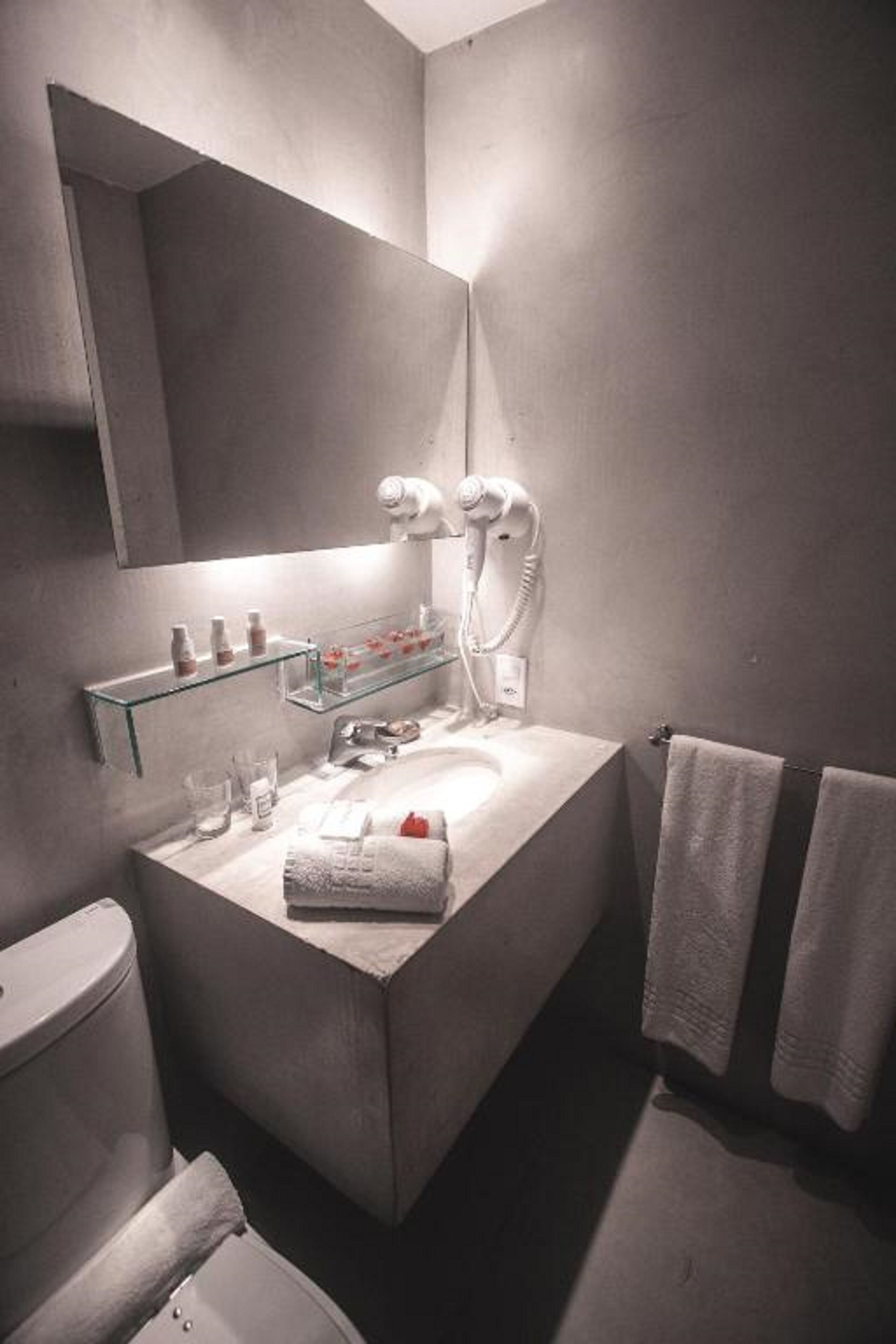 superior b | bathroom | shower, free toiletries, towels