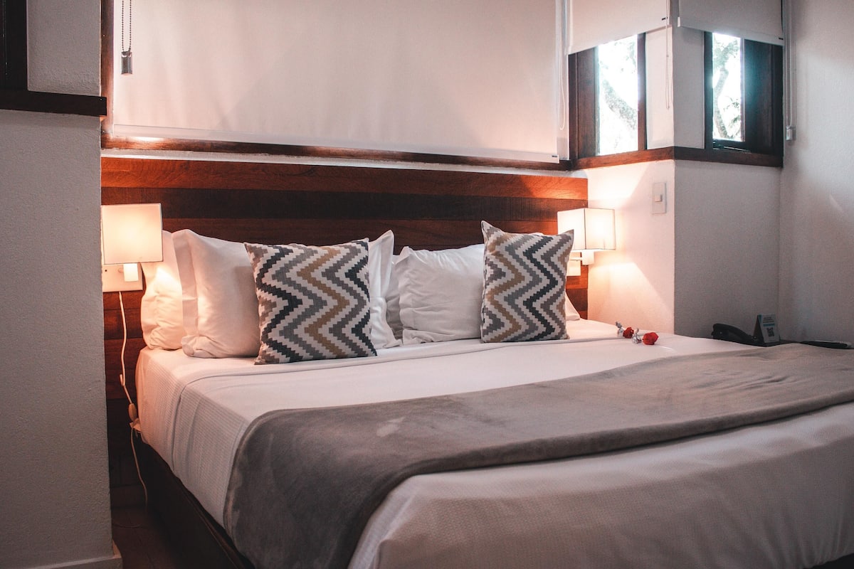 Frigobar, cofres nos quartos, Wi-Fi de cortesia, roupa de cama
