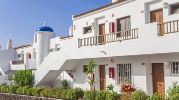 Un edificio blanco con cúpula azul, múltiples ventanas y balcones.