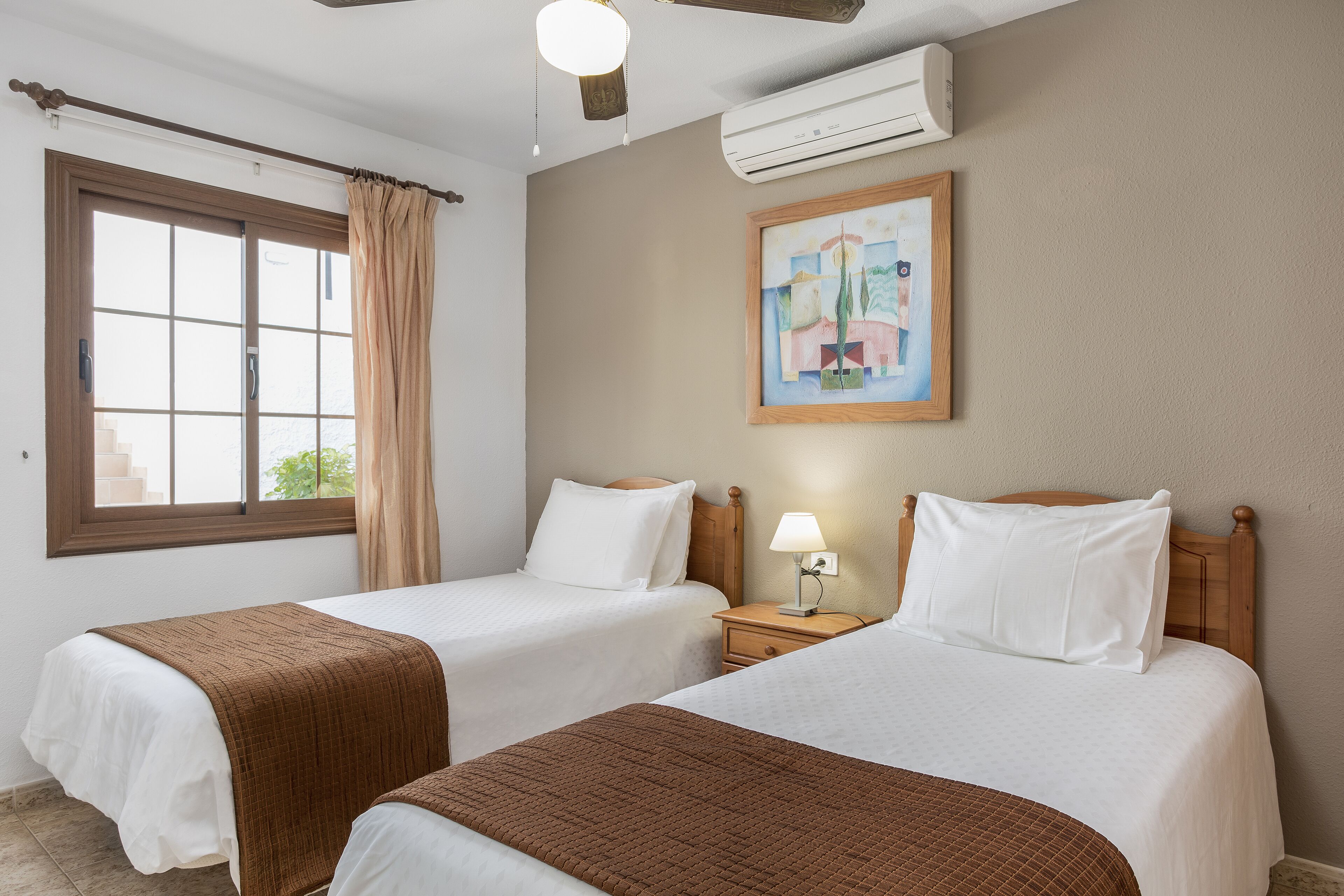 Apartamento, 2 habitaciones | Caja fuerte y espacio para trabajar con un portátil