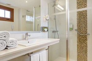 Apartemen, 1 kamar tidur | Kamar mandi | Perlengkapan kamar mandi ramah lingkungan, pengering rambut,  dan handuk