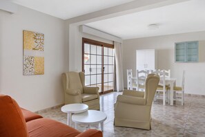 Apartemen, 2 kamar tidur | Area keluarga | Televisi layar datar 32-inci dengan saluran TV satelit dan TV