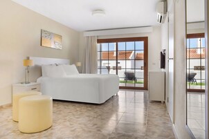 Caja de seguridad en la habitación y espacio para trabajar con laptop 