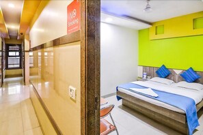 Peralatan tempat tidur premium, peti besi dalam bilik, meja 