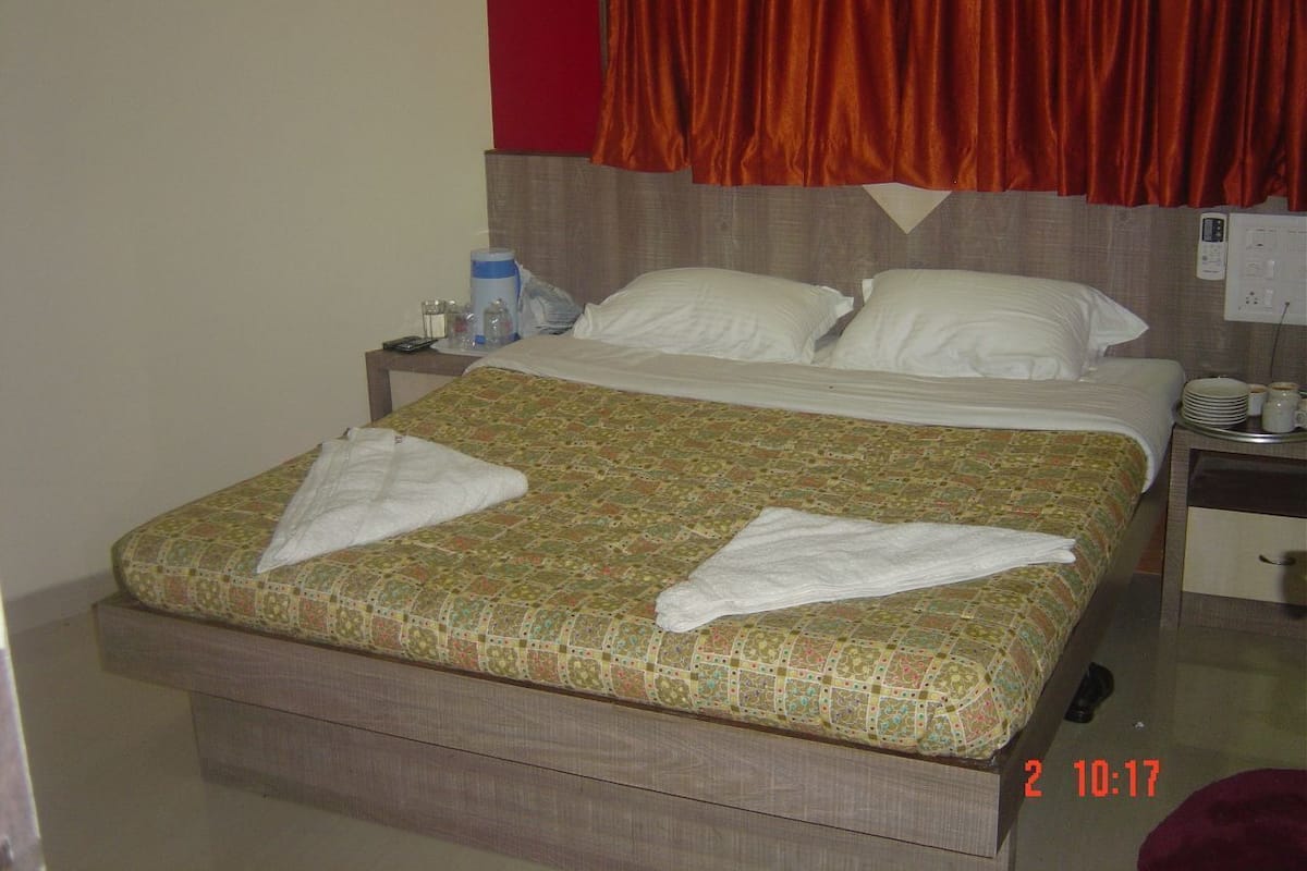 Deluxe Room | Premium bedding, in-room safe, desk, blackout drapes