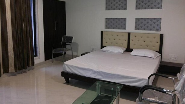 Premium bedding, in-room safe, desk, blackout drapes - Hotel Galaxy Residency (Mumbai)