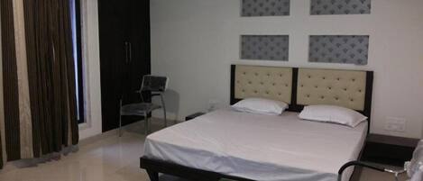 Literie de qualité supérieure, coffres-forts dans les chambres, bureau