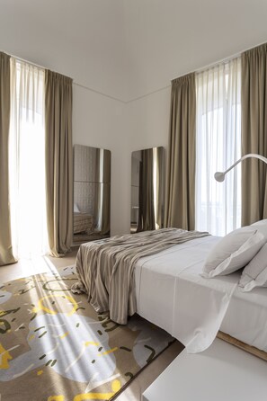 Dobbeltværelse - 1 queensize-seng - balkon - havudsigt | Dundyner, minibar, pengeskab på værelset, individuel indretning