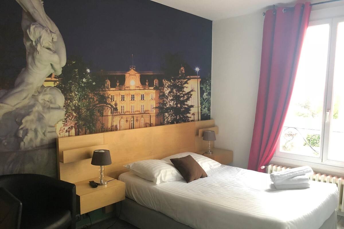 Premium bedding, desk, blackout drapes, soundproofing