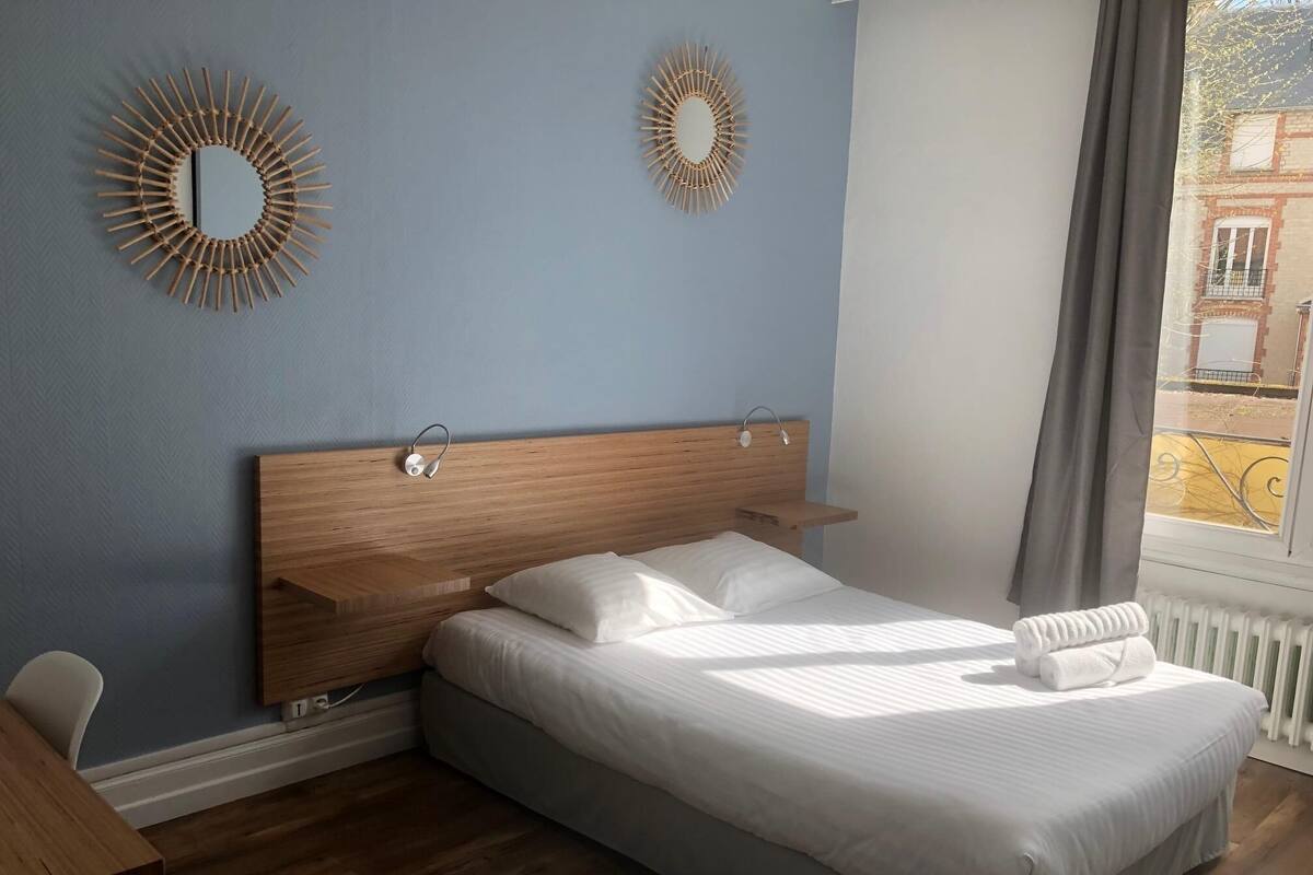 Premium bedding, desk, blackout drapes, soundproofing