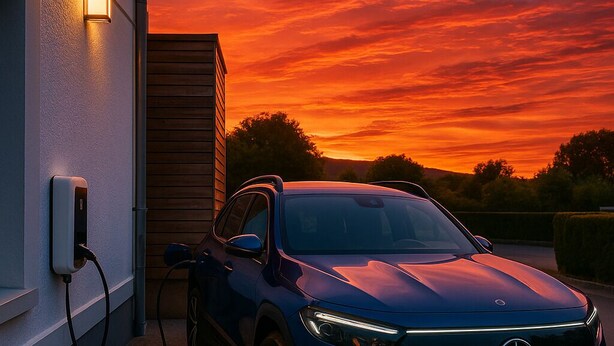 A blue SUV parked outside a building with a sunset in the background. - L'Hôtel du Cirque (Troyes)