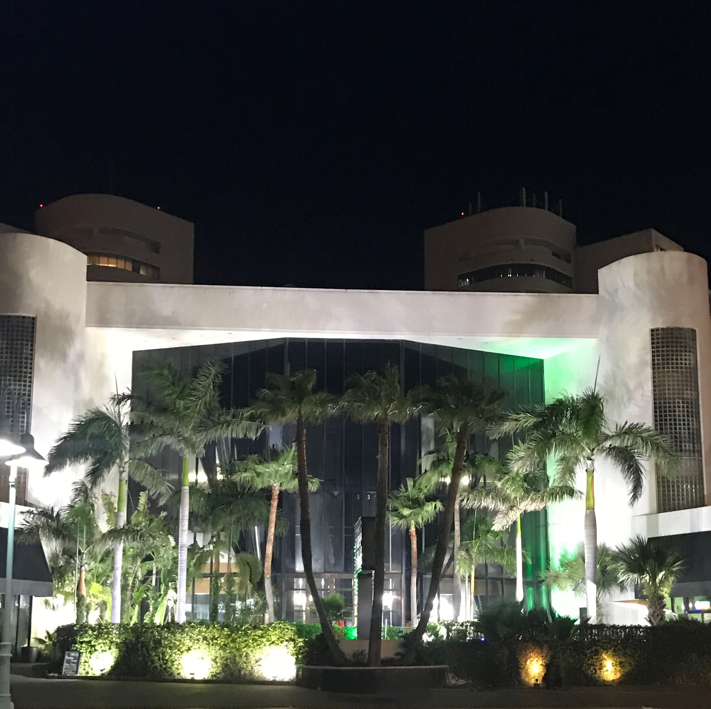 住宿正面 - 傍晚/夜晚