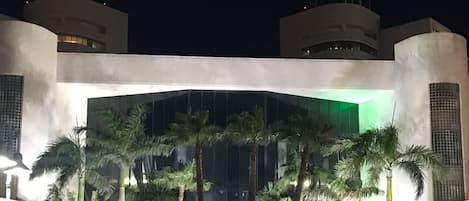 Voorkant accommodatie - avond/nacht