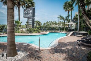 Piscine extérieure (ouverte en saison), parasols de plage