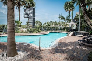 Szezonális szabadtéri medence, napernyők