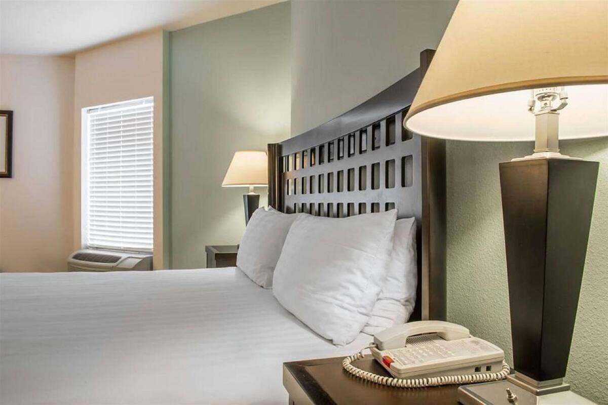 Suite, 1 King Bed, Accessible, Non Smoking