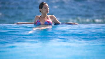 Alberca al aire libre y camastros