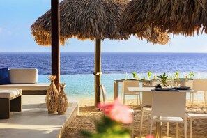Playa privada, playa de arena blanca, camastros y sombrillas 